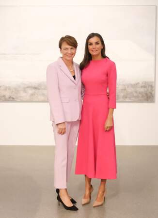 La Première dame allemande et Letizia d'Espagne en robe rose lors de la visite de l'exposition "‘Write all their names" à Berlin, le 18 octobre 2022.