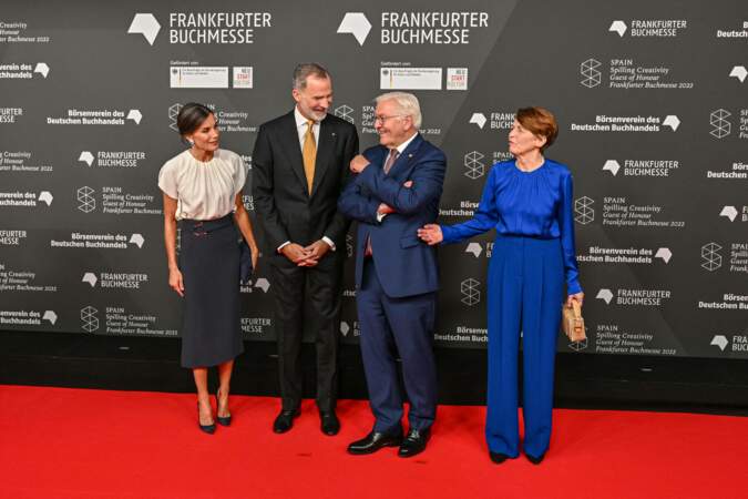 La reine Letizia et le roi Felipe VI d'Espagne lors de l'inauguration du salon du livre de Francfort le 18 octobre 2022.