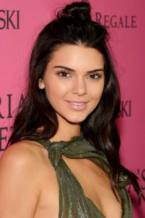Kendall Jenner est une grande adepte des half buns, même sur tapis rouge.