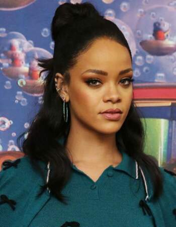 Rihanna, sublime avec un half bun haut et un make-up naturel. 