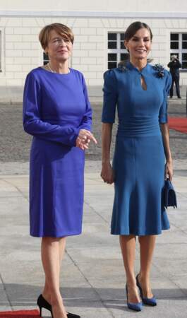 Letizia d’Espagne est superbe dans une robe bleue électrisante  à paillettes signée Carolina Herrera, sa marque préférée à Berlin, le 17 octobre 2022. 