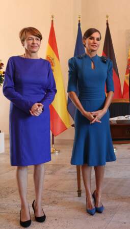 Letizia d’Espagne s'habille de la même façon que la Première dame allemande Elke Büdenbender à Berlin, le 17 octobre 2022. 