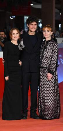 Isabelle Huppert, Louis Garrel et Lolita Chammah posent ensemble  lors de la 17ème édition du Festival de Rome, le 18 octobre 2022. 