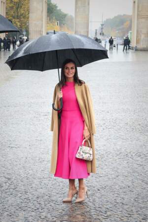 Dans les rues pluvieuses de Berlin, Letizia d'Espagne tente d'illuminer la capitale avec une robe fuchsia Moisés Nieto le 18 octobre 2022.