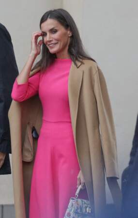 La reine Letizia d’Espagne superpose à son look un long manteau en laine de la marque Carolina Herrera à Berlin, le 18 octobre 2022.