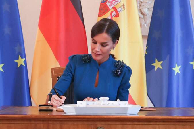 Letizia d’Espagne et sa robe à paillettes Carolina Herrera au château de Bellevue à Berlin, le 17 octobre 2022.