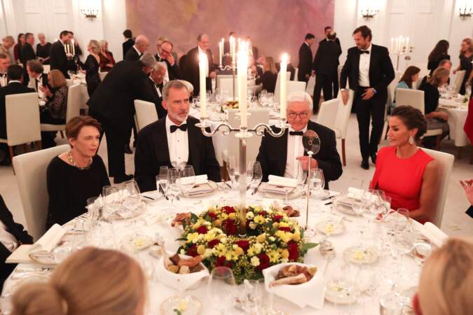 Letizia d’Espagne arbore un chignon tressé à un dîner d'Etat à Berlin, le 17 octobre 2022.