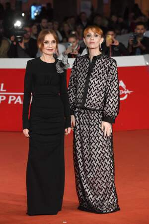 Isabelle Huppert et Lolita Chammah sont très complices à l'avant-première du film "Caravage" lors de la 17ème édition du festival du film de Rome, le 18 octobre 2022. 