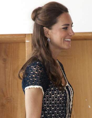 Kate Middleton est une grande adepte des half buns et le porte à merveille.
