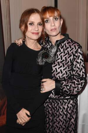Isabelle Huppert et Lolita Chammah sont complices à l'avant-première du film "Caravage" en marge de la 17ème édition du Festival de Rome, le 18 octobre 2022. 