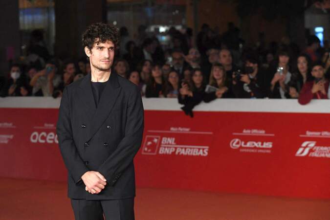 Louis Garrel en total-look noir à l'avant-première du film "Caravage" lors de la 17ème édition du Festival de Rome, le 18 octobre 2022. 