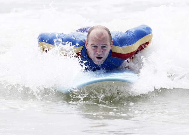 Mike Tindall apprend à faire du surf lors de ses vacances en Australie, le 4 janvier 2019.