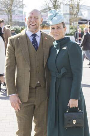 Zara Phillips (Zara Tindall) et son mari Mike Tindall lors du troisième jour de la célèbre course de chevaux du festival de Cheltenham, Royaume Uni, le 17 mars 2022.