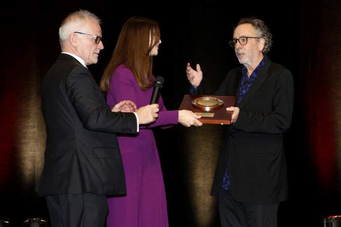 Dans la soirée du vendredi 21 octobre 2022, Tim Burton, véritable ovni dans le paysage cinématographique, a reçu le prestigieux prix Lumière 2022 des mains de Monica Bellucci.