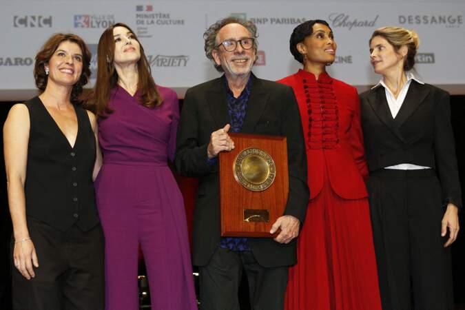 Monica Bellucci bien entourée lors de la cérémonie de remise du prix Lumière à l'occasion de la 14ème Edition du festival du cinéma Lumière Film Festival à Lyon