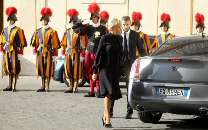 Brigitte Macron arbore parfaitement le total-look noir à son arrivée à la Cité du Vatican pour une Audience avec Sa Sainteté le Pape François, le 24 octobre 2022. 