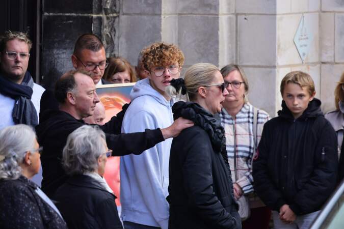 La famille et les proches de Lola effondrés à la sortie de l’église de Saint Omer, à Lillier, le 24 octobre 2022