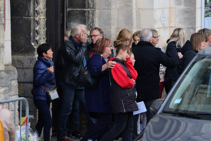 La famille de Lola et ses proches en deuil lors des obsèques de l'adolescente de 12 ans à Lillers, le 24 octobre 2022