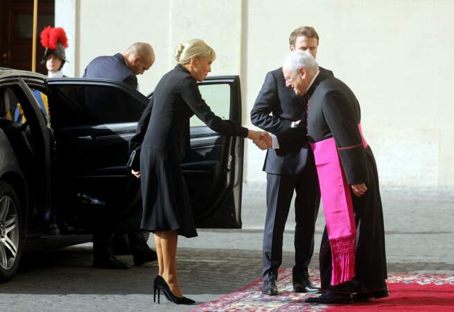 Le président Emmanuel Macron et sa femme Brigitte saluent le Pape François à Rome, le 24 octobre 2022. 