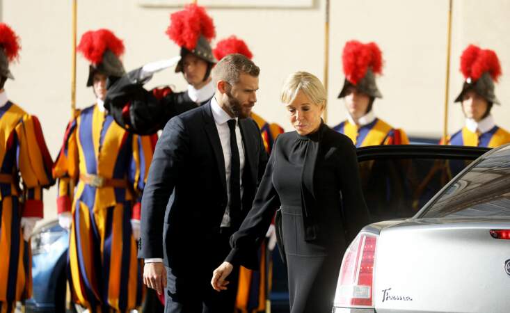 Brigitte Macron craque pour une robe à manches bouffantes à son arrivée à Rome, le 24 octobre 2022. 