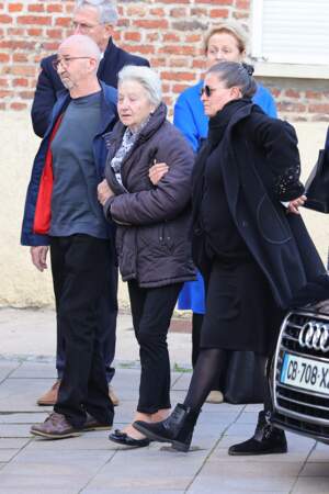 La grand-mère de Lola et ses proches arrivent aux obsèques à la collégiale Saint-Omer à Lillers, le 24 octobre 2022