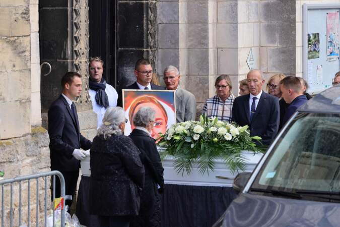 Le cercueil de la petite Lola emmené à l'intérieur de l’église de Saint Omer 