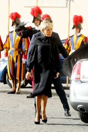 Brigitte Macron opte pour une robe midi noire pour rejoindre le Vatican, le 24 cobra 2022. 
