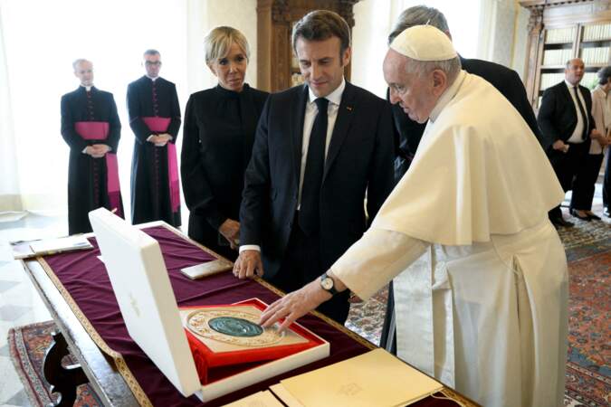 Emmanuel et Brigitte Macron rencontrent le pape François, le 24 octobre 2022