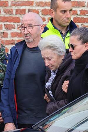 La grand-mère de Lola anéantie par le meurtre de sa petite-fille, arrive à la collégiale Saint-Omer à Lillers, le 24 octobre 2022, pour ses obsèques