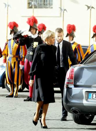 Brigitte Macron est élégante avec une robe à col fermé à Rome, le 24 octobre 2022. 