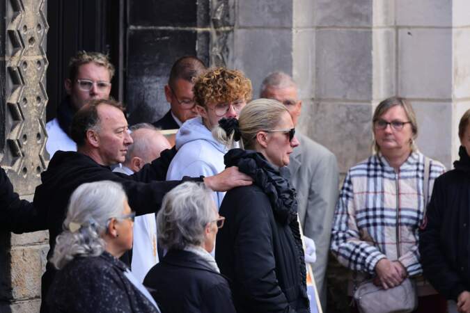 La famille de Lola effondrée mais solidaire après avoir enterré Lola à Lillers, le 24 octobre 2022