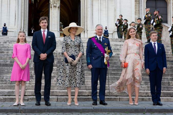 La princesse Élisabeth de Belgique opte pour une robe bohème chic vaporeuse à l'imprimé fleuri lors de la fête nationale à Bruxelles, le 21 juillet 2020