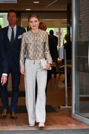 La princesse Élisabeth de Belgique très chic dans un pantalon taille haute en lin assorti à un veston en chevrons signés Emporio Armani pour l'inauguration d'un laboratoire d'impression 3D à l'Université Catholique de Louvain, le 30 juin 2022