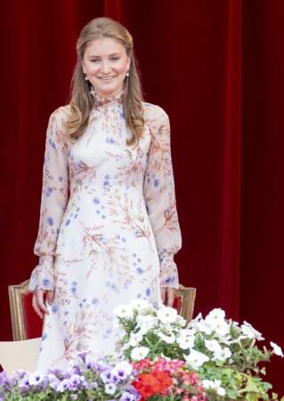 La princesse Élisabeth de Belgique divine dans une robe en mousseline de soie fleurie pour assister à la parade militaire de la fête nationale belge, le 21 juillet 2019