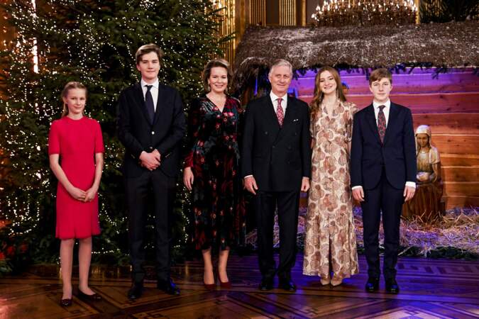 La princesse Élisabeth de Belgique sublime dans une longue robe en satin à l'imprimé graphique pour assister au concert de Noël 2020 à Bruxelles, le 16 décembre 2020