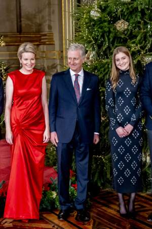 La princesse Élisabeth de Belgique glamour dans une longue robe noire moulante sertie de strass pour assister au concert de Noël au Palais de Bruxelles, le 21 décembre 2021