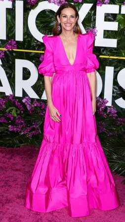 Julia Roberts et sa longue robe fuchsia de la marque Greta Constantine à l'avant-première du film "Ticket to Paradise" à Los Angeles, le 17 octobre 2022. 
