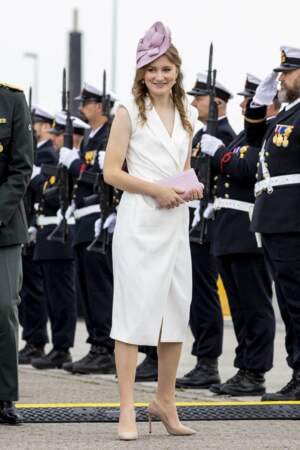 La princesse Élisabeth de Belgique fait sensation dans une robe blazer blanche pour sa première sortie en solo à Gent, le 25 juin 2022