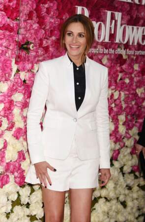 Julia Roberts est resplendissante avec un total -look blanc la première de "Mother's Day" à Hollywood, le 13 avril 2016. 