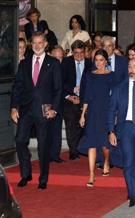 Le roi Felipe VI d’Espagne et La reine Letizia sont chics à souhait pour se rendre à l'opéra à Madrid, le 24 octobre 2022. 