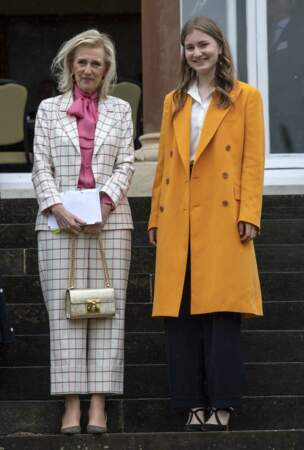 La princesse Élisabeth de Belgique solaire dans une manteau droit jaune tournesol pour effectuer une mission économique à Windlesham, au Royaume-Uni, le 11 mai 2022