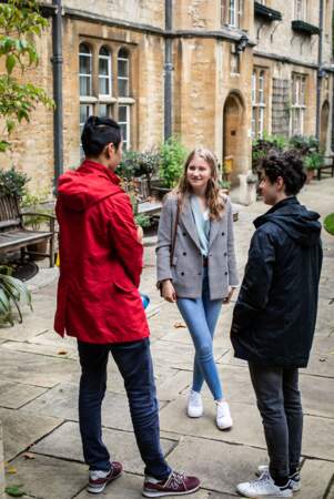 La princesse Élisabeth de Belgique en jean slim, blazer à carreaux et baskets blanches pour une rentrée stylée et décontractée au Lincoln College à l’Université d’Oxford, le 27 septembre 2021