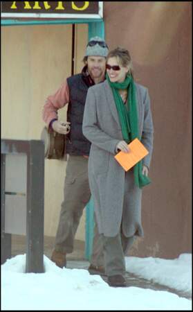 Même en hiver, Julia Roberts a le sens du style. Elle porte un long manteau gris qu'elle rehausse avec une écharpe verte et une pochette orange flashy