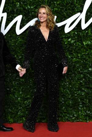 Julia Roberts éblouit la cérémonie des Fashion Awards à Londres avec sa combinaison-pantalon à sequin, le 2 décembre 2019. 