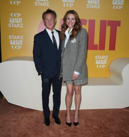 Avec Sean Penn, Julia Roberts est élégante en tailleur gris à la première du film "Gaslit" à New York, le 18 avril 2022. 