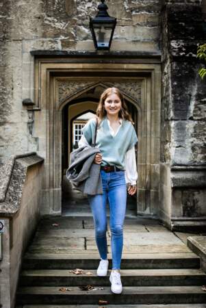 La princesse Élisabeth de Belgique adopte la tendance du gilet sans manches assorti à une chemise blanche aux manches bouffantes pour sa rentrée au Lincoln College à l’Université d’Oxford, le 27 septembre 2021