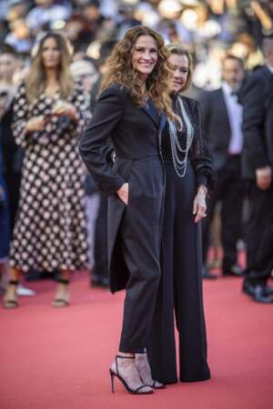 Accompagnée de Caroline Scheufele, Julia Roberts porte une combinaison-pantalon noire au Festival de Cannes, le 19 mai 2022. 