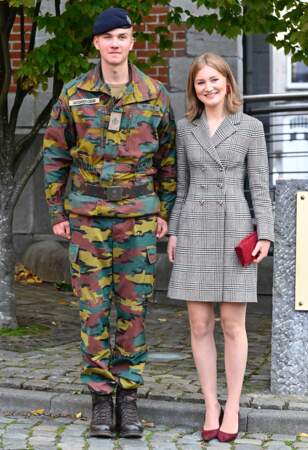 La princesse Élisabeth de Belgique élégante dans une robe manteau à l'imprimé prince de Galles lors de la Blue Hat Parade à l'École Royale Militaire à Bruxelles, le 30 septembre 2022