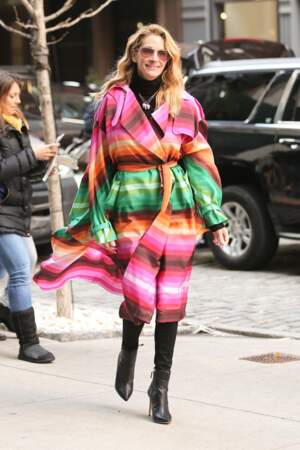 Julia Roberts aime les couleurs peps. La preuve : elle porte un trench bariolé de couleurs dans les rues de New York, le 3 décembre 2018. 