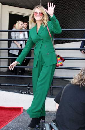 Julia Roberts arbore un total-look vert à Los Angeles, le 29 mars 2019. 